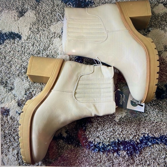 Universal Thread NWOT - White and Tan Heeled Boots with Chelsea Style - Size 9 - Picture 1 of 10